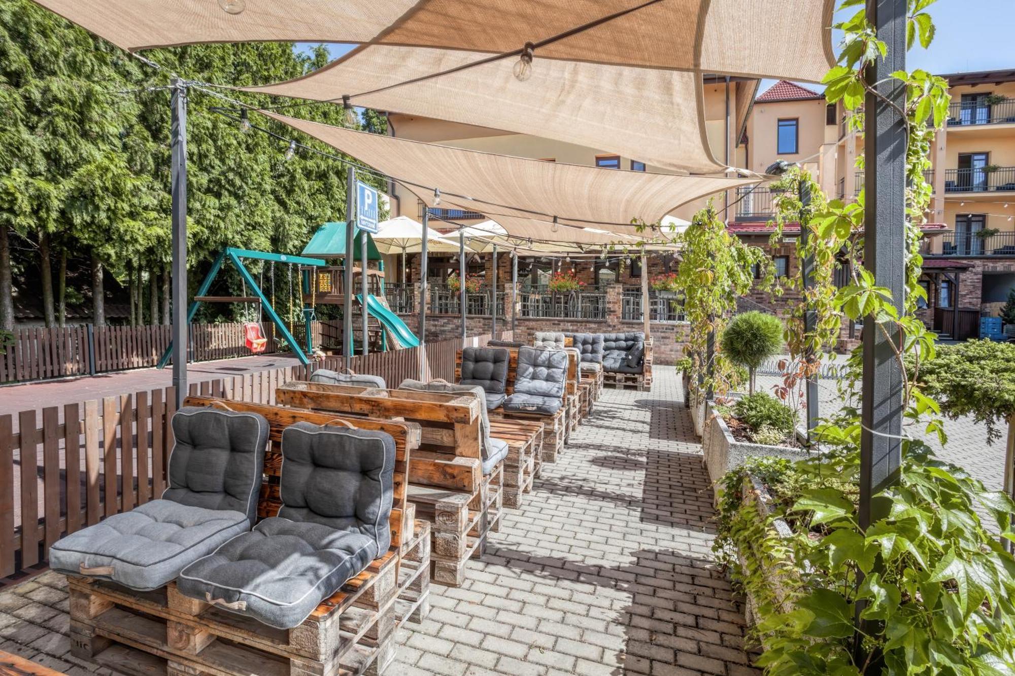 Hotel Lidovy Dum Bzenec Exteriör bild