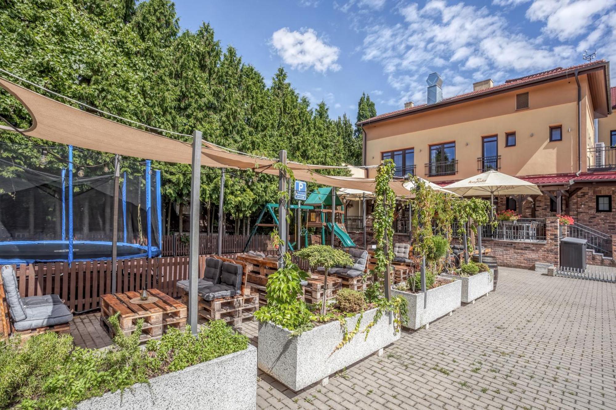 Hotel Lidovy Dum Bzenec Exteriör bild