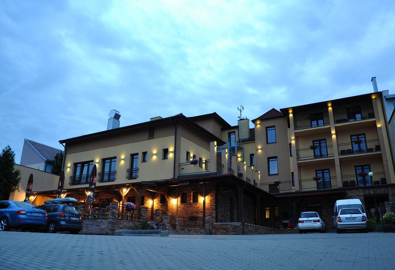 Hotel Lidovy Dum Bzenec Exteriör bild