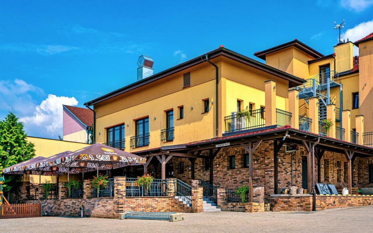 Hotel Lidovy Dum Bzenec Exteriör bild